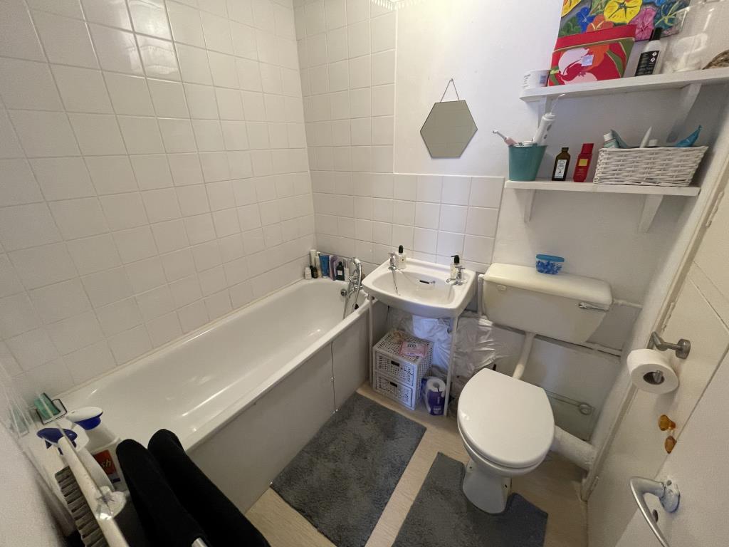 Lot: 124 - FLAT FOR INVESTMENT OR OCCUPATION - Inside image of bathroom from bedroom